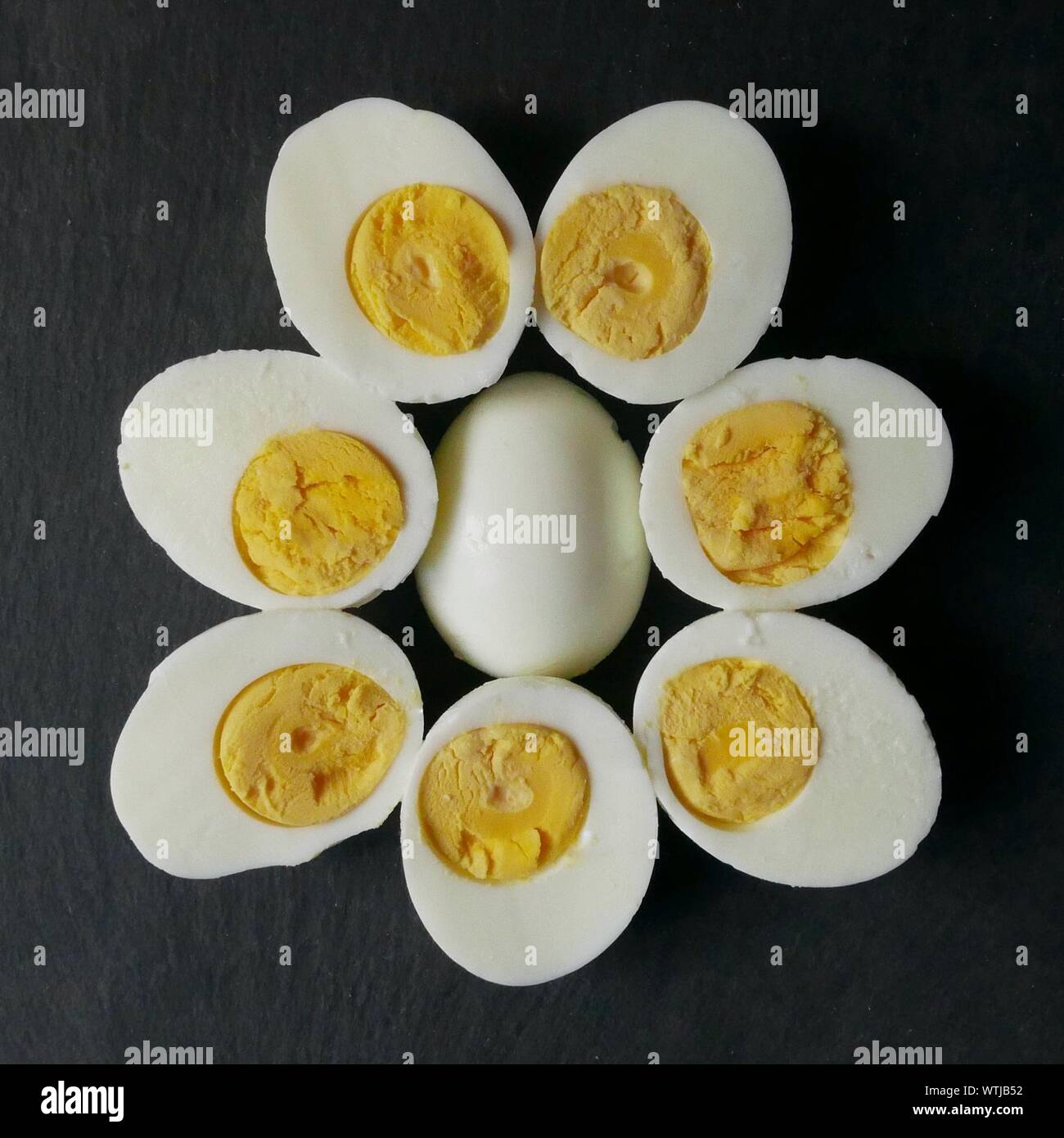 яичница на камне. можно ли яичницу при грудном. яичница морне. жареная яичница во сне. яичница на груди.