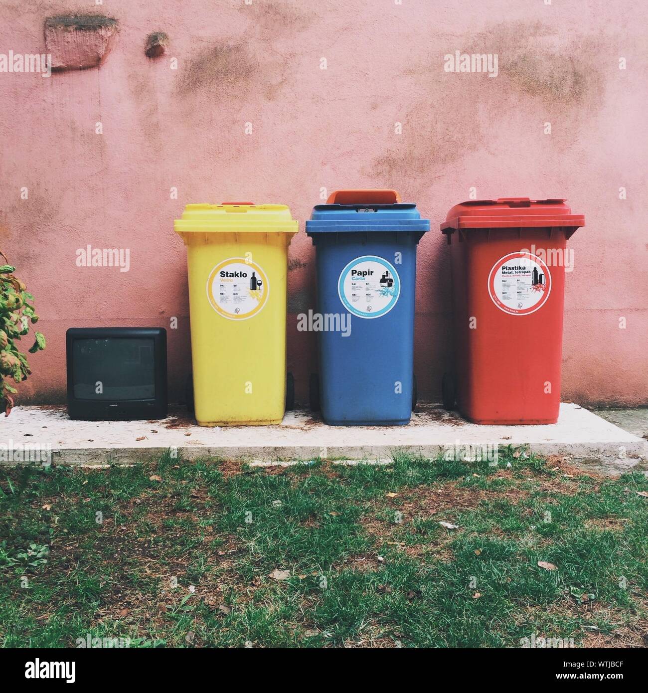 Yellow garbage bins hires stock photography and images Alamy