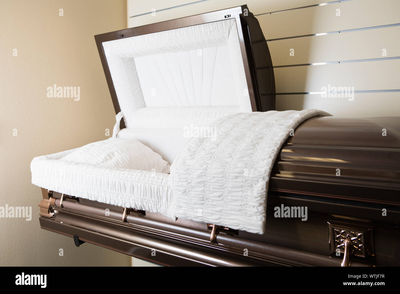 Open coffin empty hi-res stock photography and images - Alamy