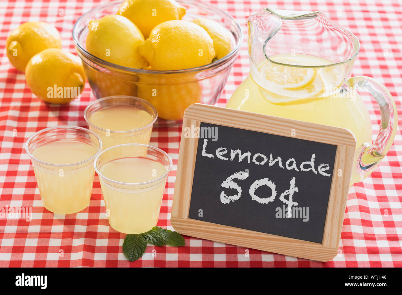 Lemonade stand sign hires stock photography and images Alamy