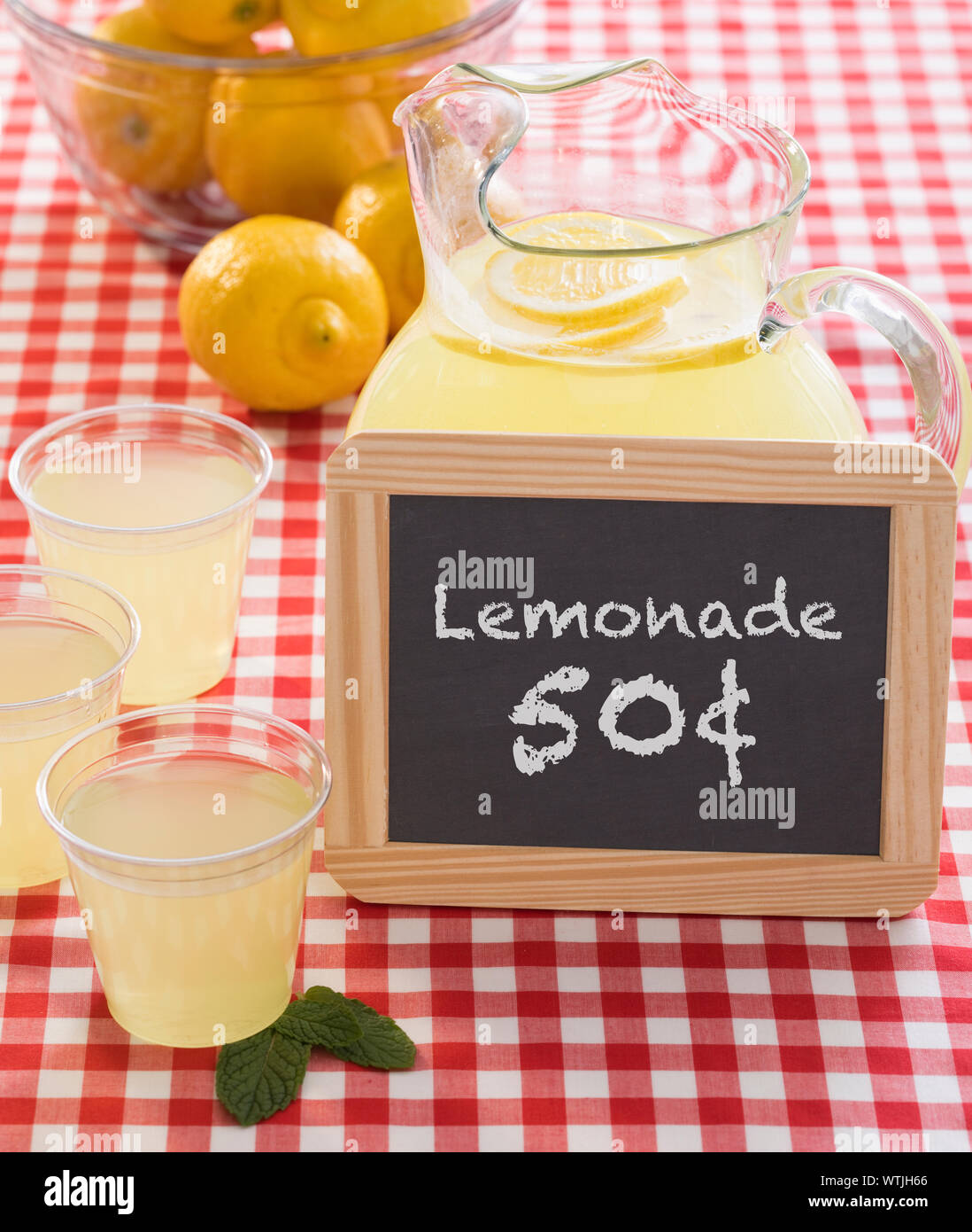 Lemonade stand sign hires stock photography and images Alamy