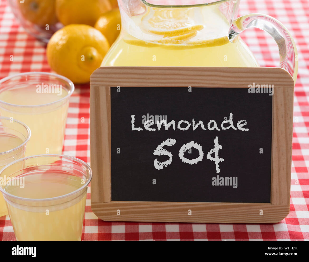 Lemonade stand sign hires stock photography and images Alamy