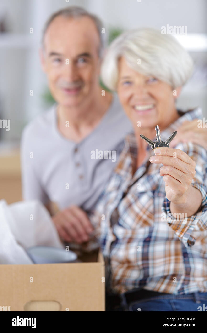 happy senior couple showing house keys Stock Photo - Alamy