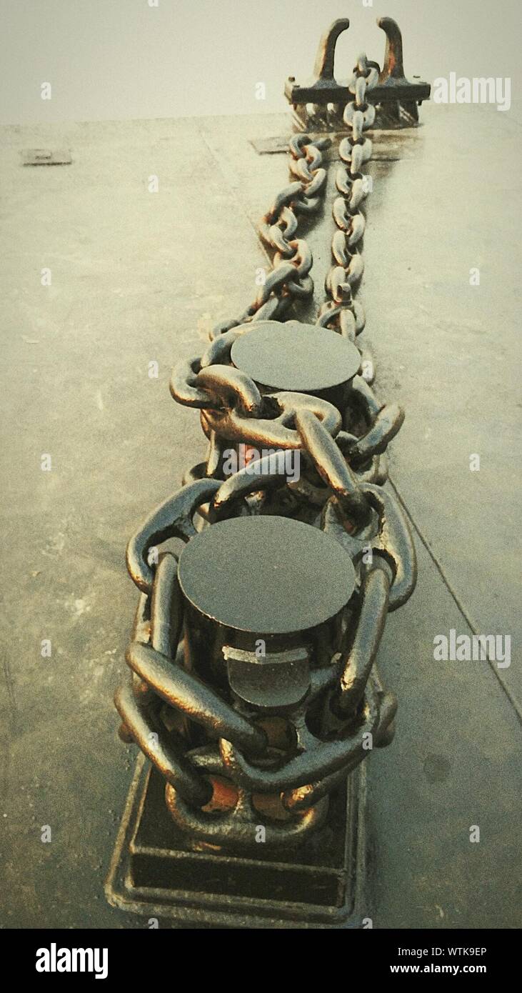 Tangled Chain High Resolution Stock Photography and Images Alamy