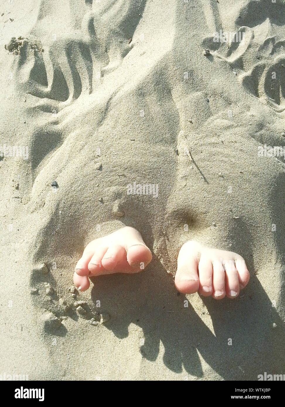 Feet in sand beach hi-res stock photography and images - Alamy