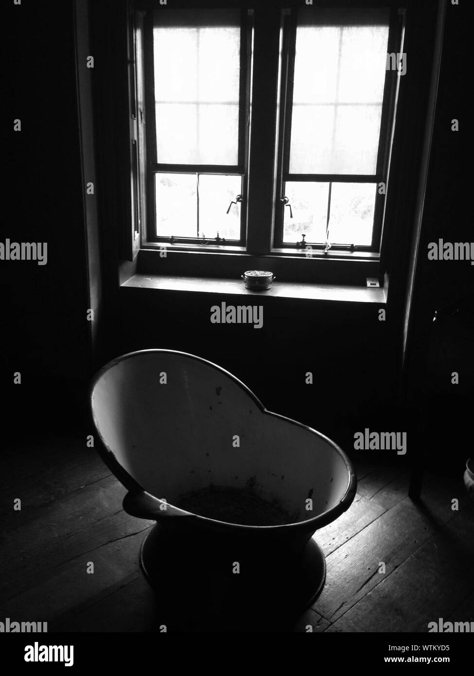 Old Fashioned Bathtub High Resolution Stock Photography and Images Alamy