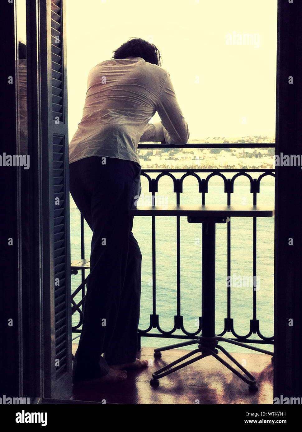 Leaning on railing hires stock photography and images Alamy