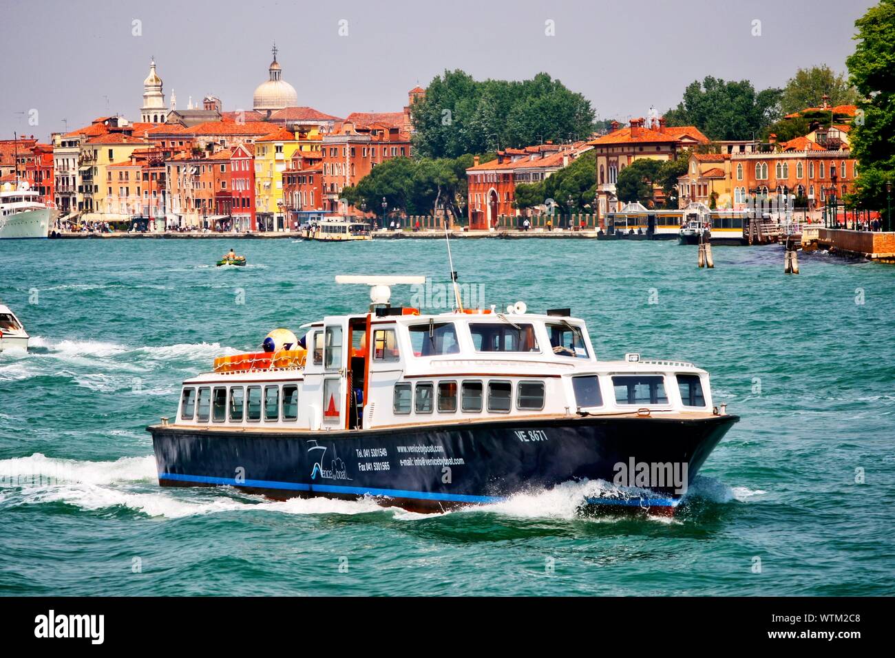 Approach boat hi-res stock photography and images - Alamy