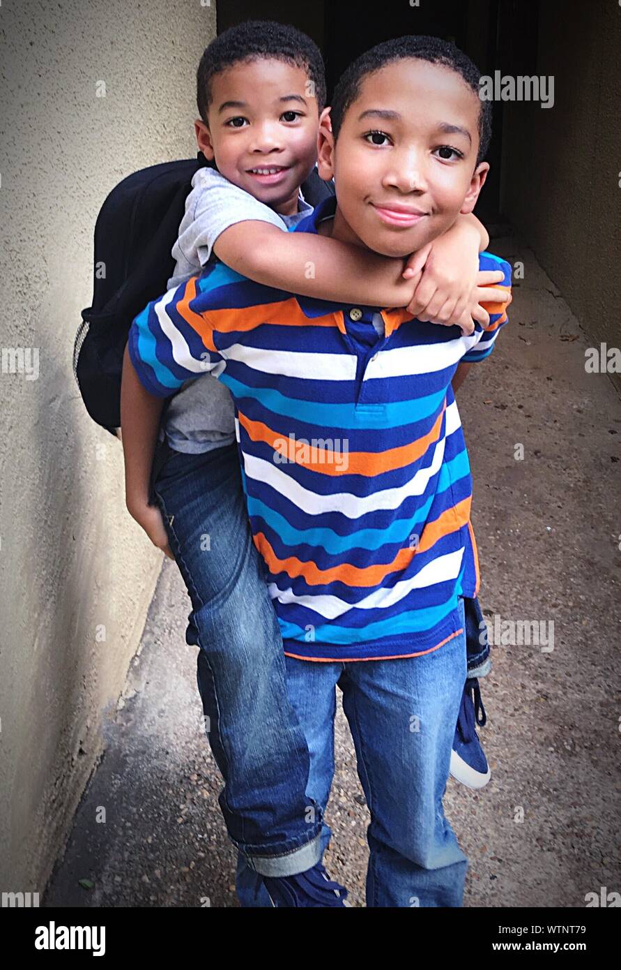 Two boys in an alley hi-res stock photography and images - Alamy