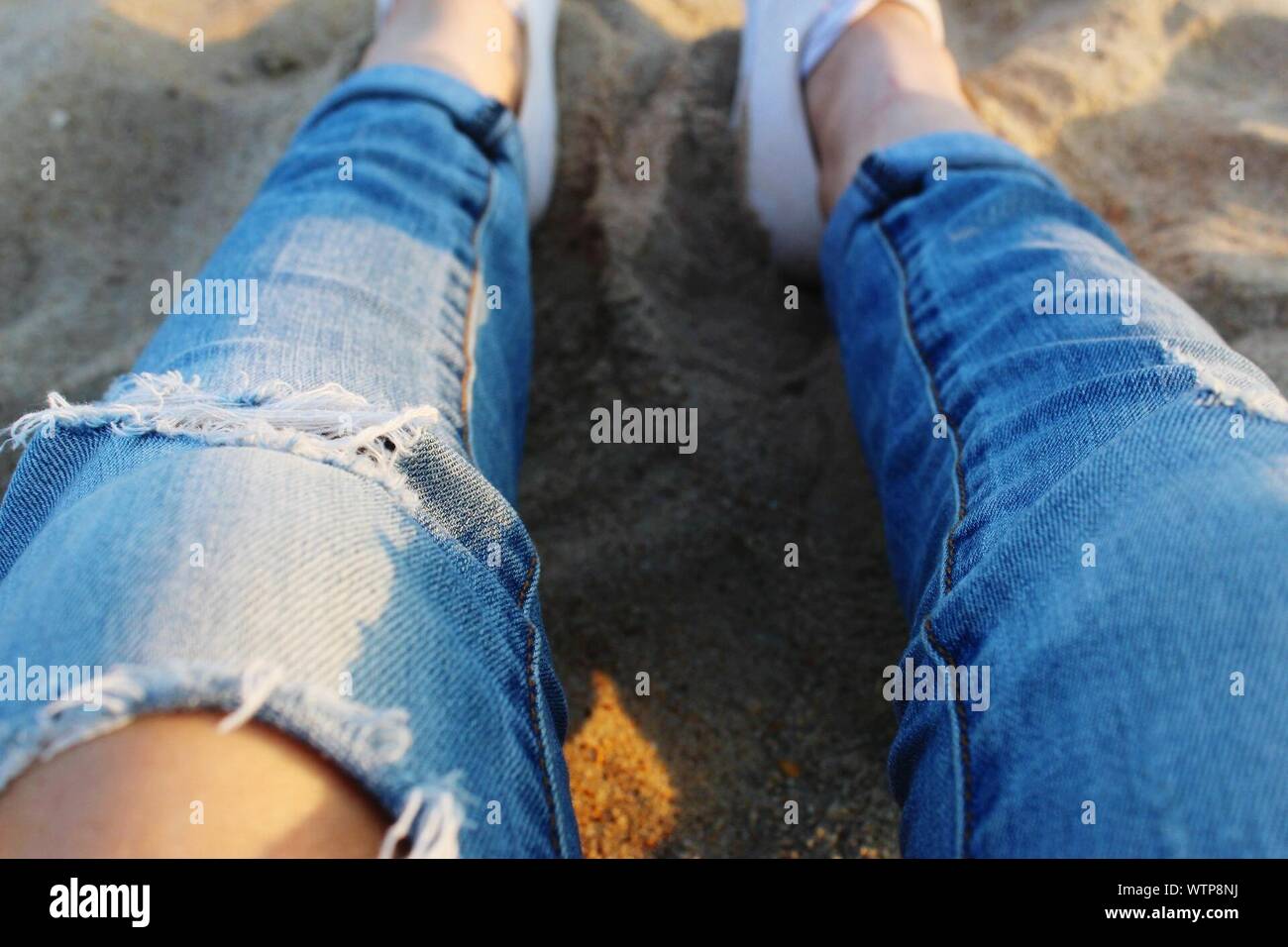 Woman wearing jeans beach hi-res stock photography and images - Alamy