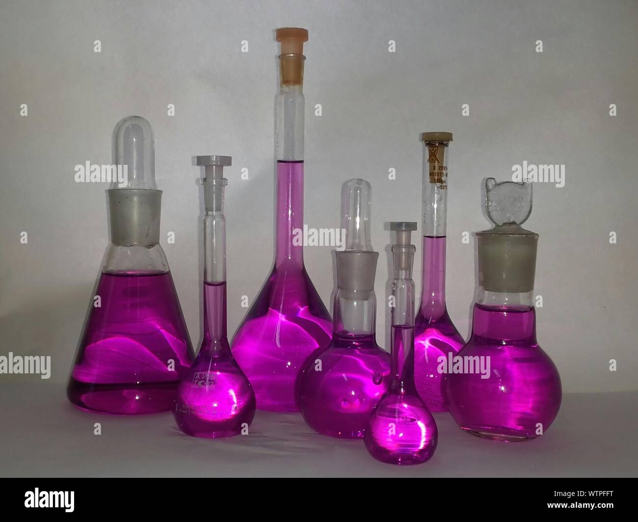 Laboratory flasks hires stock photography and images Alamy