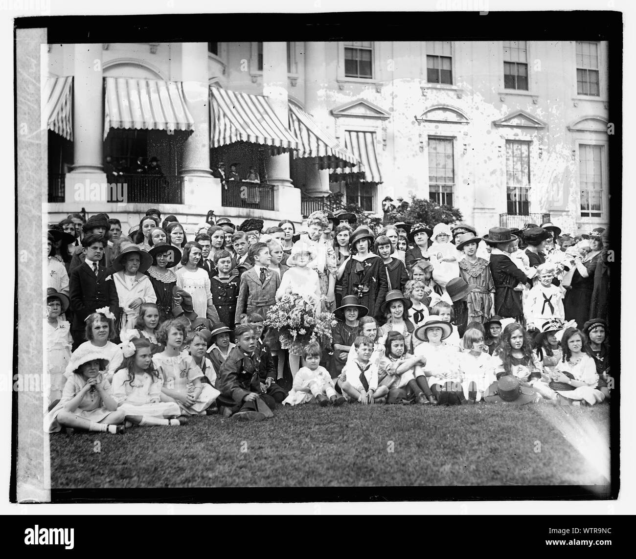 Mrs. Harding & children of D.A.R., 4/16/21 Stock Photo - Alamy