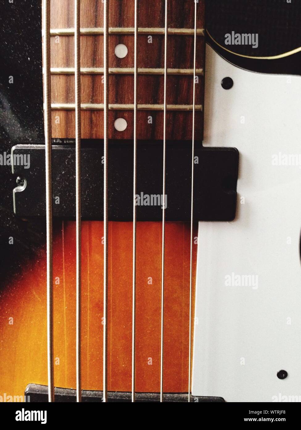 Strings in frame hi-res stock photography and images - Alamy