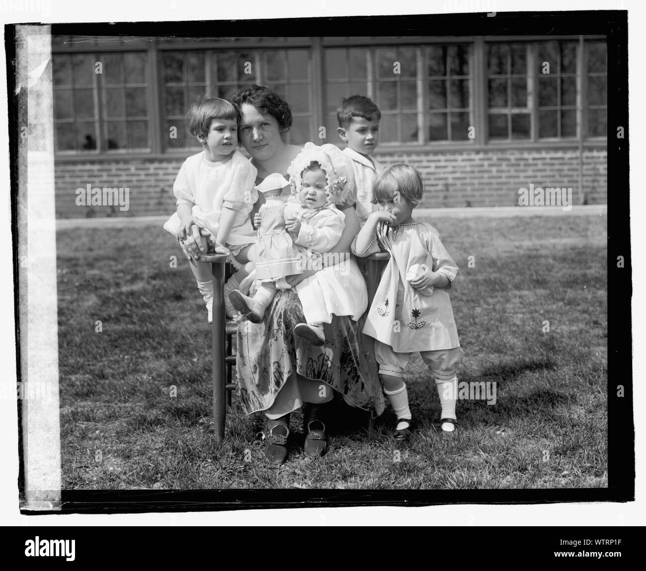 Mother posing children on Black and White Stock Photos & Images - Alamy