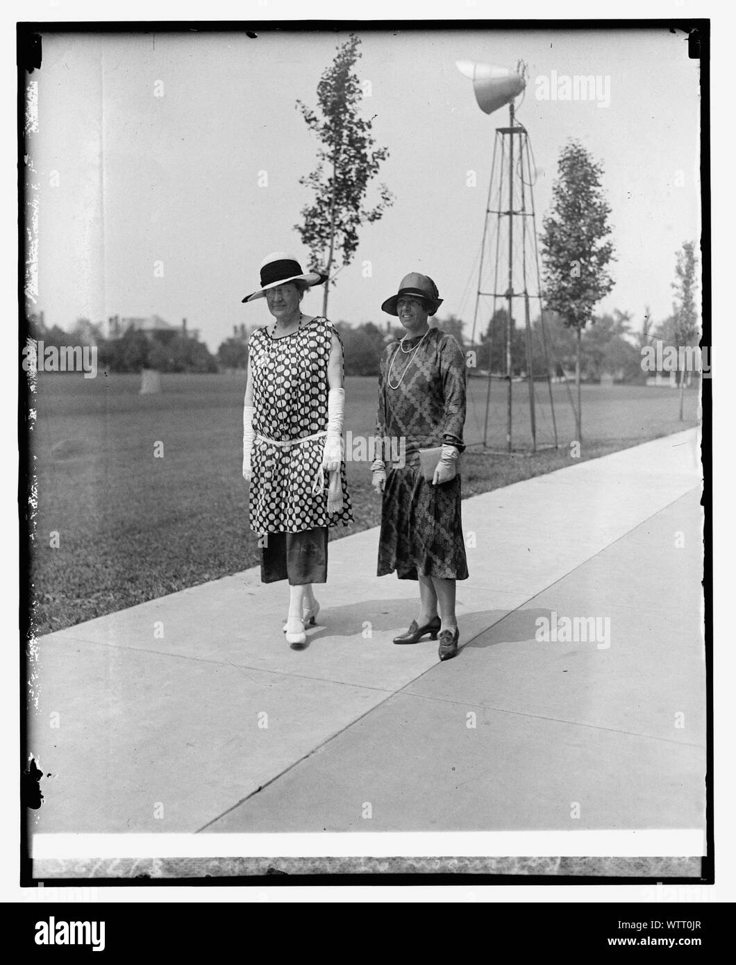 Mrs. L.M. Nulton & Mrs. T.D. Robinson at Annapolis, 8/7/25 Stock Photo