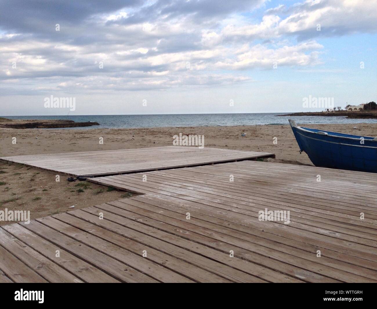 Wood boat floor hires stock photography and images Alamy