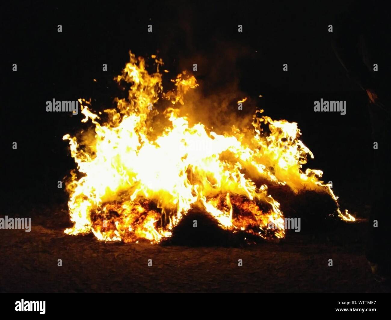 Campfire At Night Stock Photo - Alamy