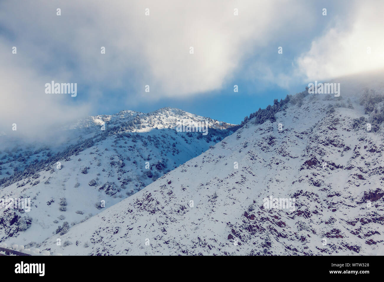 Fog covered mountains hi-res stock photography and images - Alamy