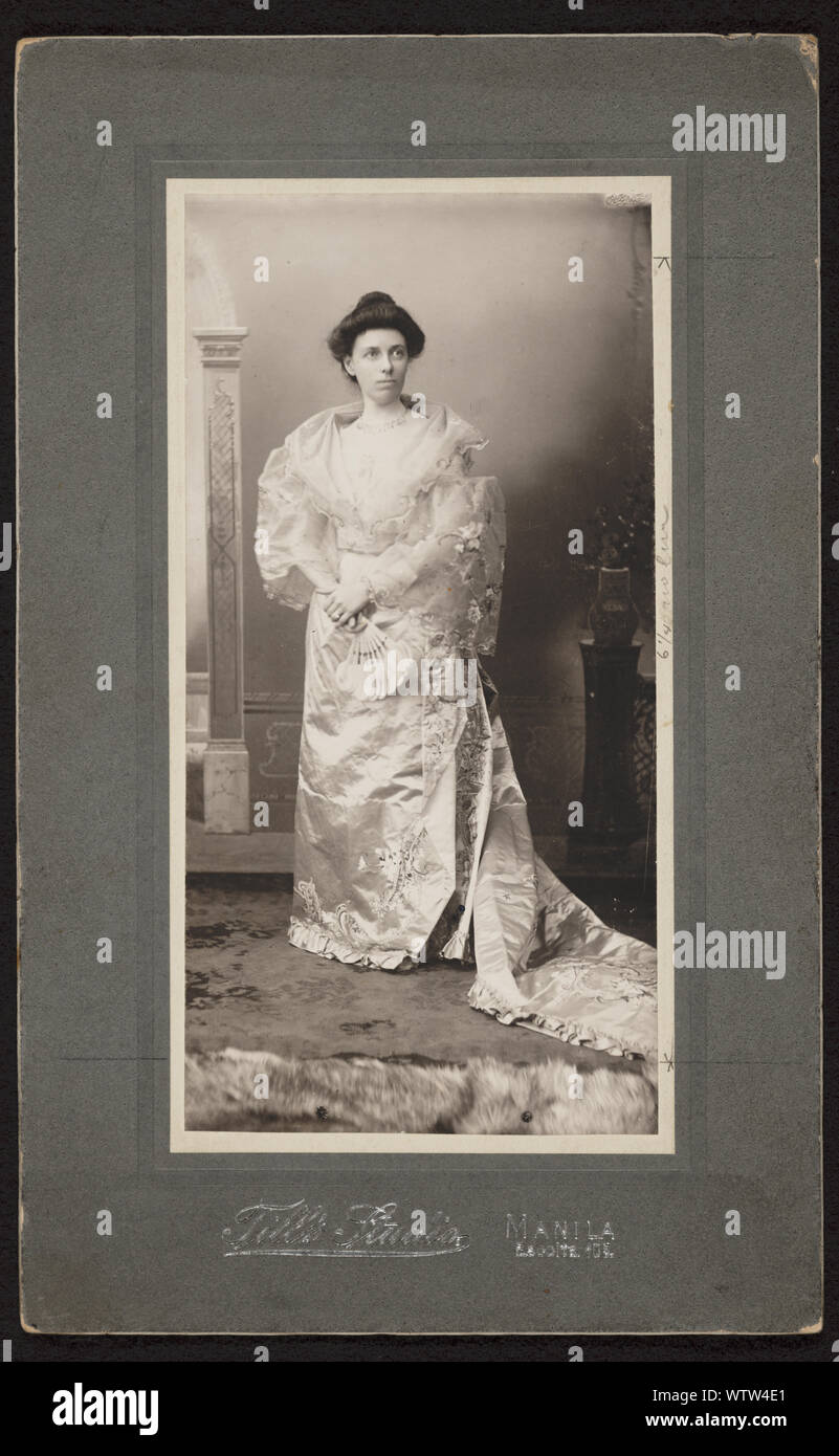 Mrs. Taft in Filipina costume / Till's Studio, Manila, Escolta 105