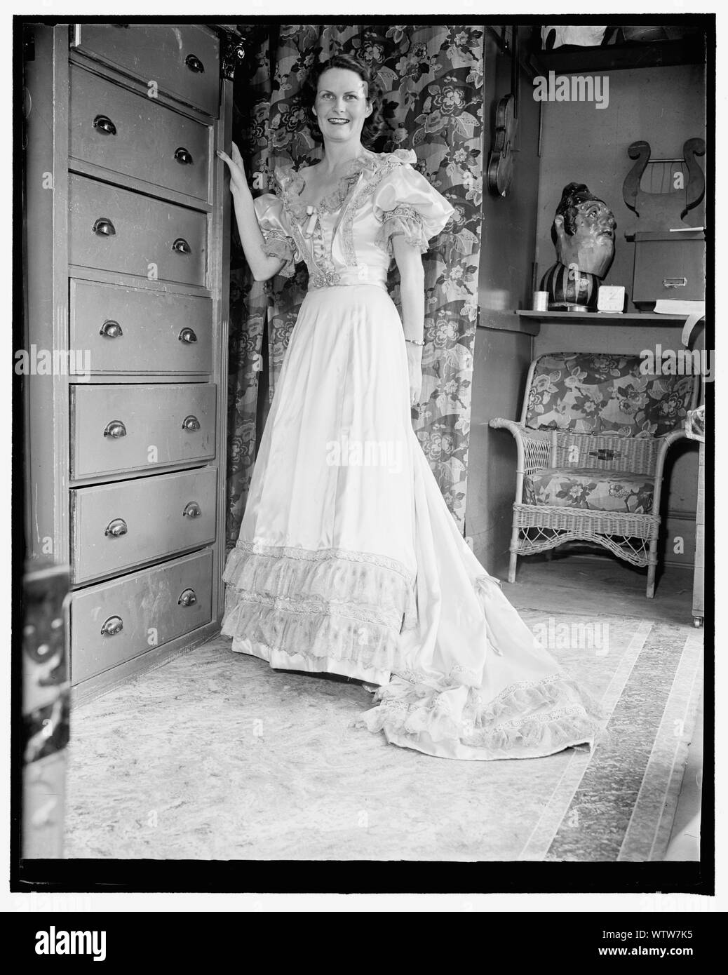 Mrs. Verne Simmons, Chairman of the Arrangements Committee of the Gay 90's party at the Congressional Club, 4/23/38 Stock Photo