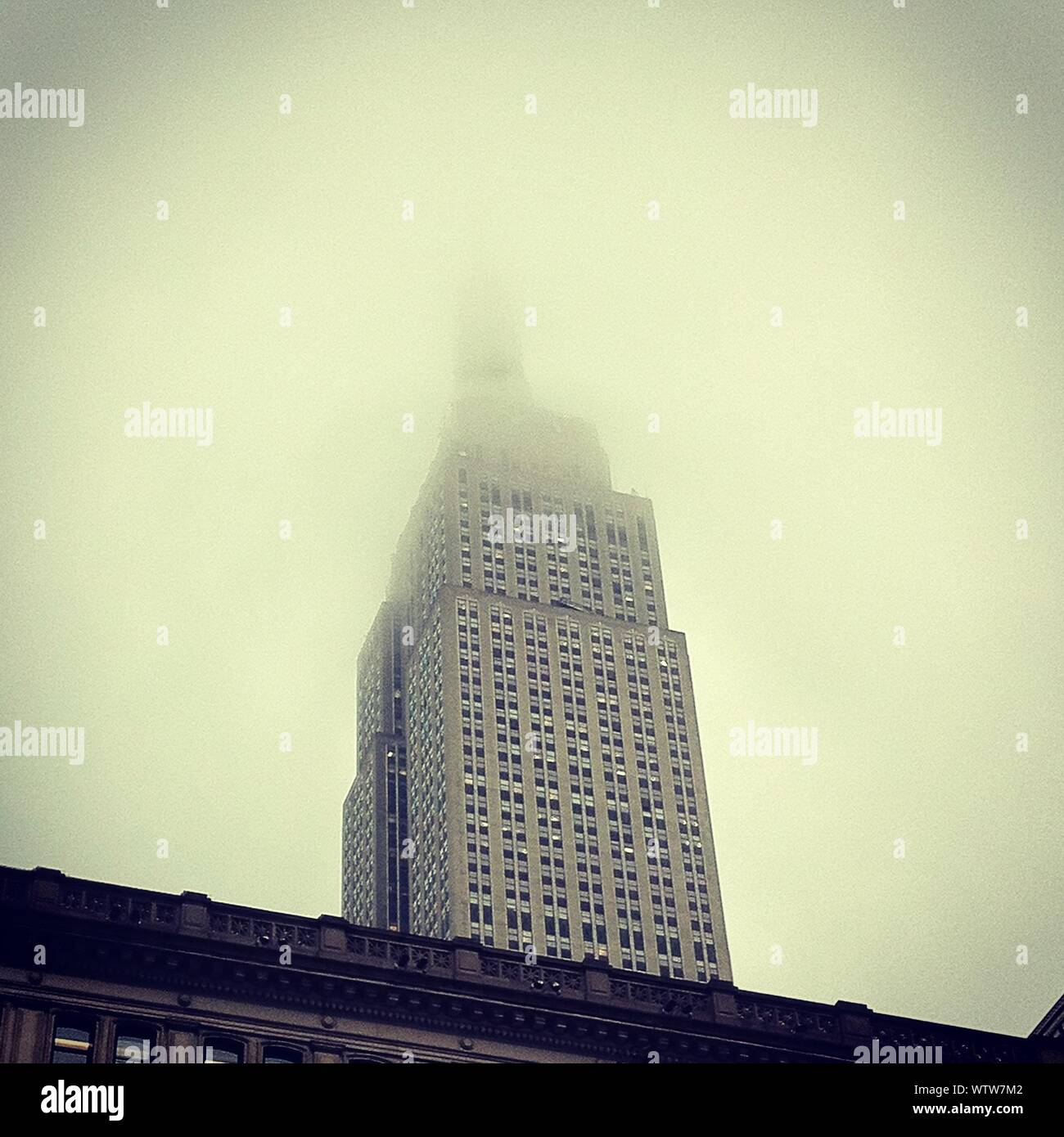 Empire state building weather hires stock photography and images Alamy