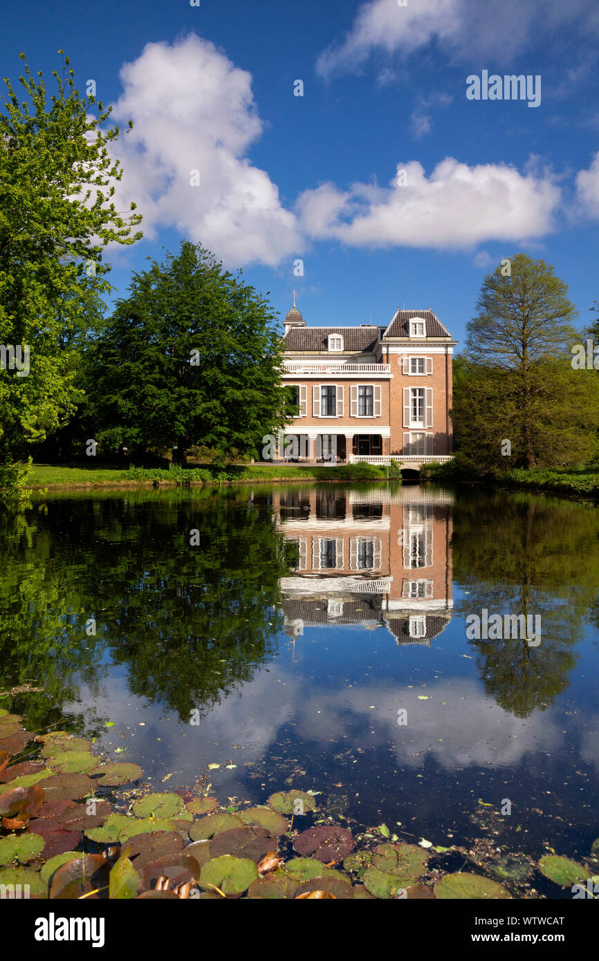Manor house with moat hi-res stock photography and images - Alamy
