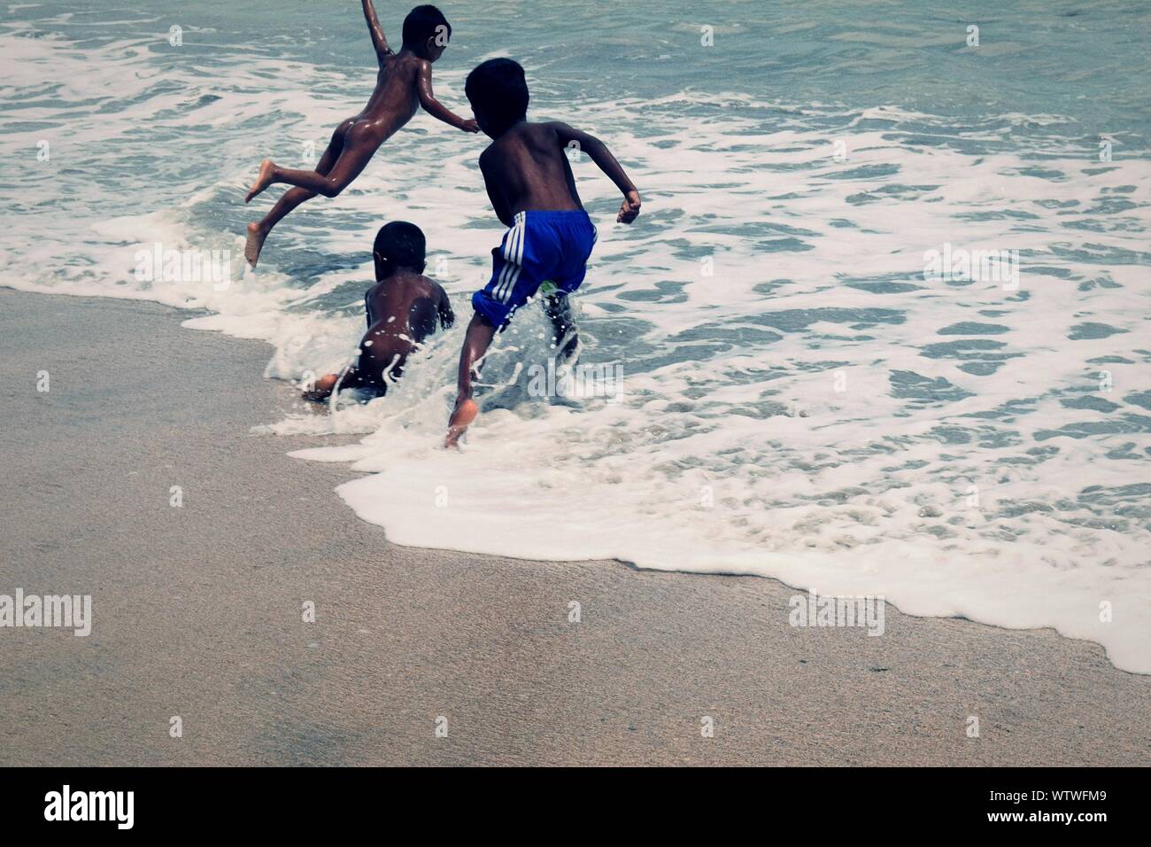 Sea playing children hi-res stock photography and images - Alamy