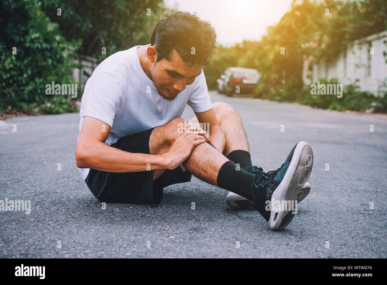 Man Knee pain when running or jogging Stock Photo Alamy