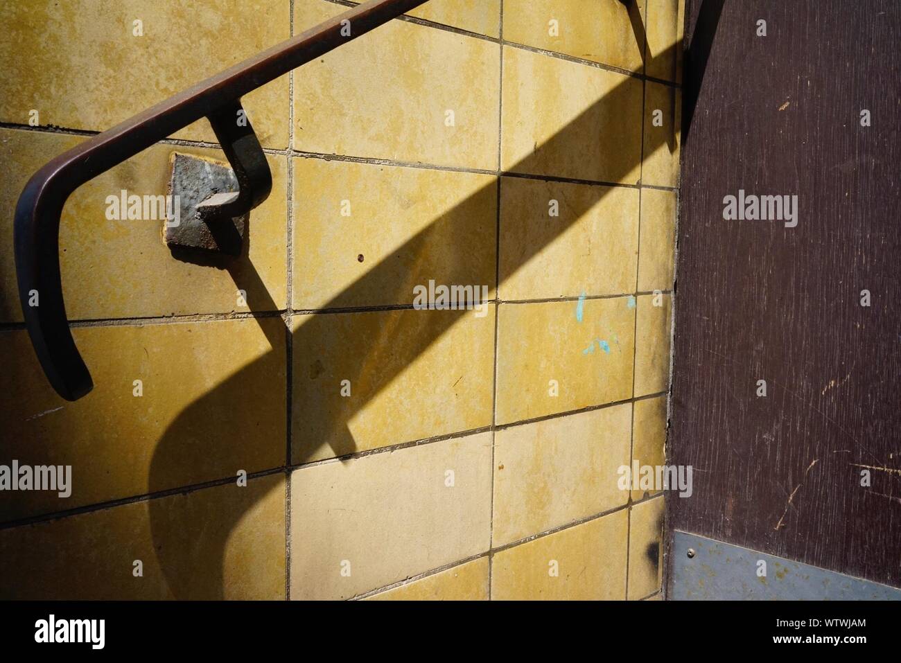 Yellow tile wall hi-res stock photography and images - Alamy