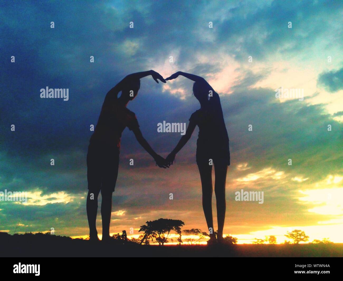 bestpictjg2x 100以上 Sunset Boy And Girl Holding Hands In Rain Drawing bestpictjg2x 100以上 Sunset Boy And Girl Holding Hands In Rain Drawing