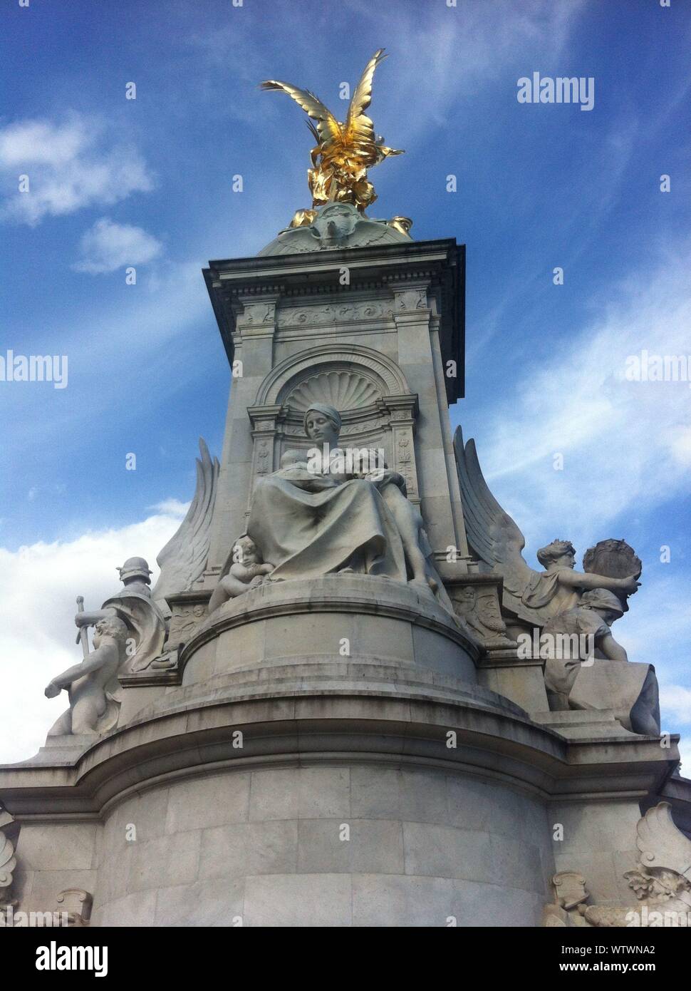 Pedestal statue hi-res stock photography and images - Alamy