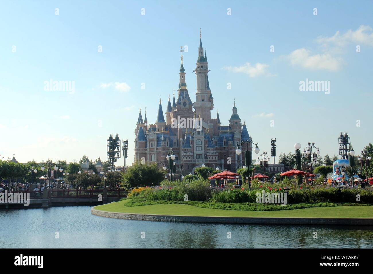 Shanghai disneyland castle hi-res stock photography and images - Alamy Shanghai disneyland castle hi-res stock photography and images - Alamy