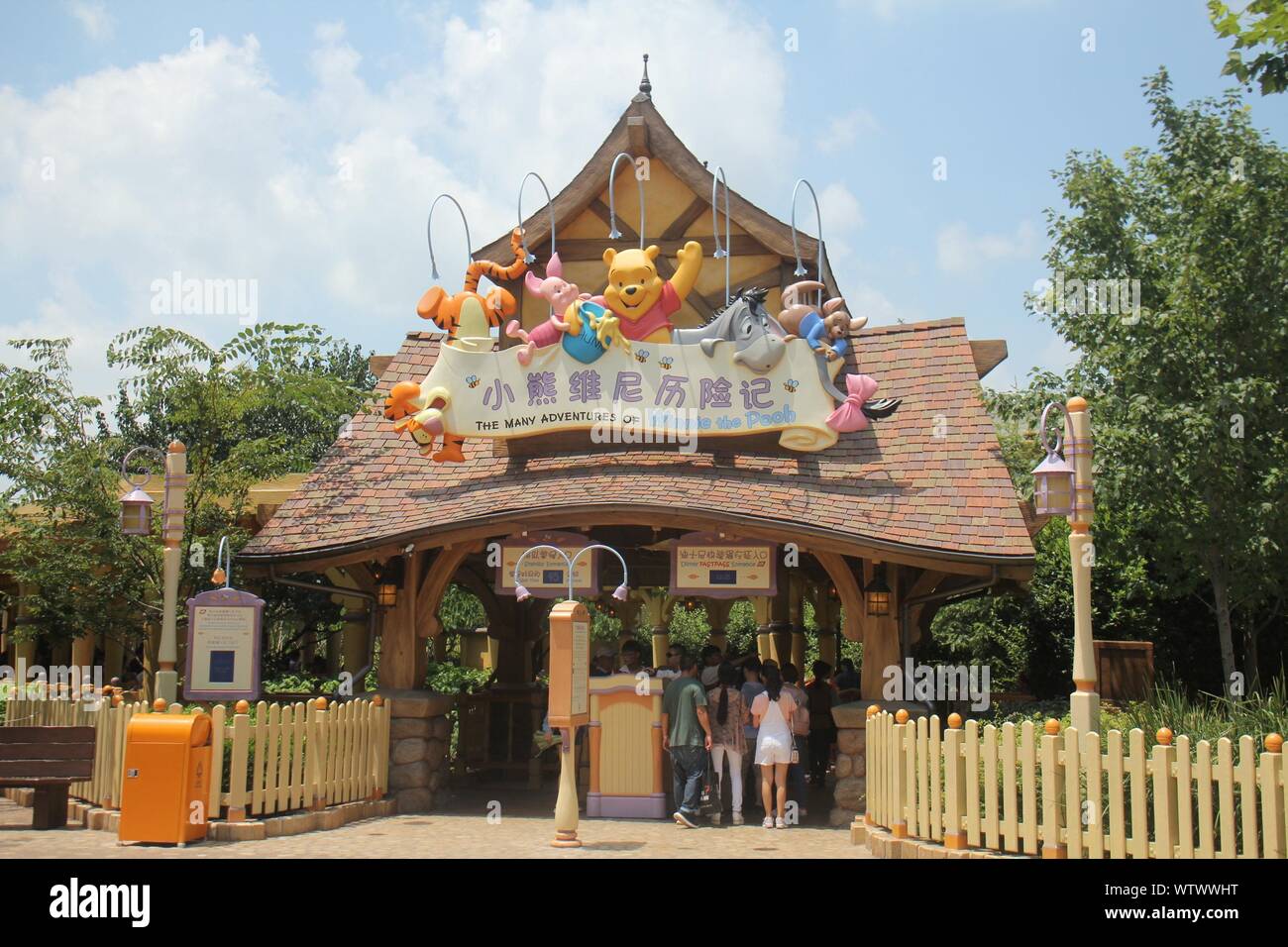 Shanghai, Shanghai, China. 12th Sep, 2019. Shanghai, CHINA-Shanghai Disneyland popular punch-in projects: Mulan Garden, Dream Princess Castle, cartoon IP float parade, toy mobilization show, Alice sleepwalking Wonderland Labyrinth, tomorrow's Future concept car, Winnie the Bear Adventures, Caribbean Port Piracy and Theater performances, etc. Credit: SIPA Asia/ZUMA Wire/Alamy Live News Stock Photo