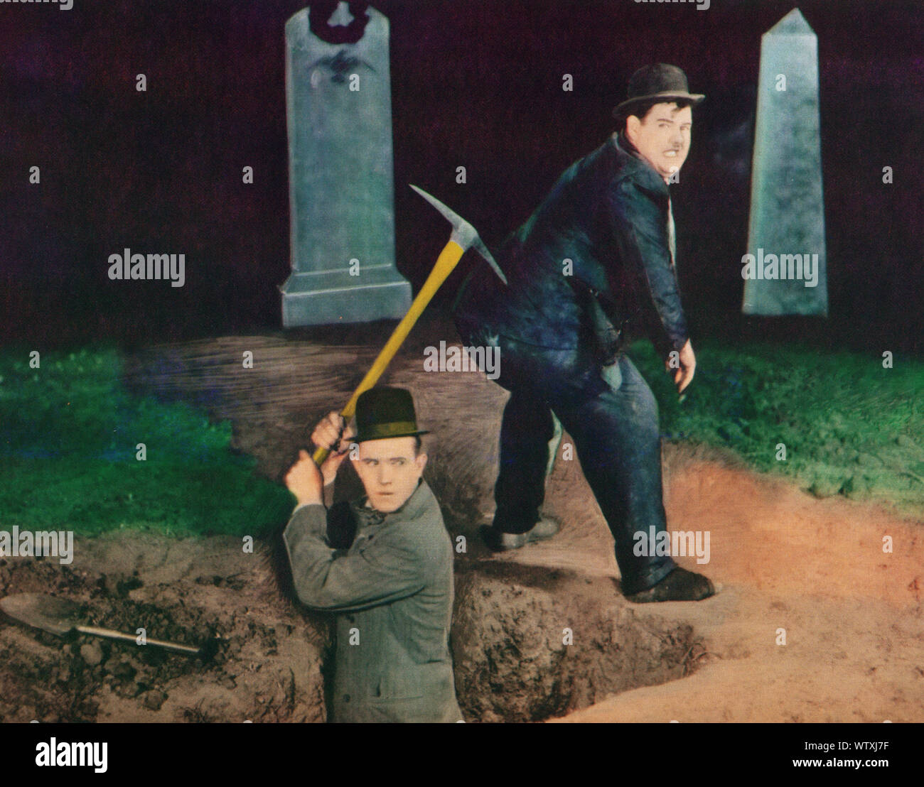 The Further Perils of Laurel and Hardy, USA, 1967, Regie: Robert Youngson, Darsteller: Stan Laurel, Oliver Hardy, Charley Chase, Szene: Graveyard Adventures Stock Photo