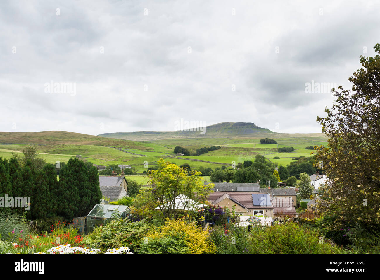 part-of-the-village-of-horton-in-ribblesdale-north-yorkshire-on-a-dull