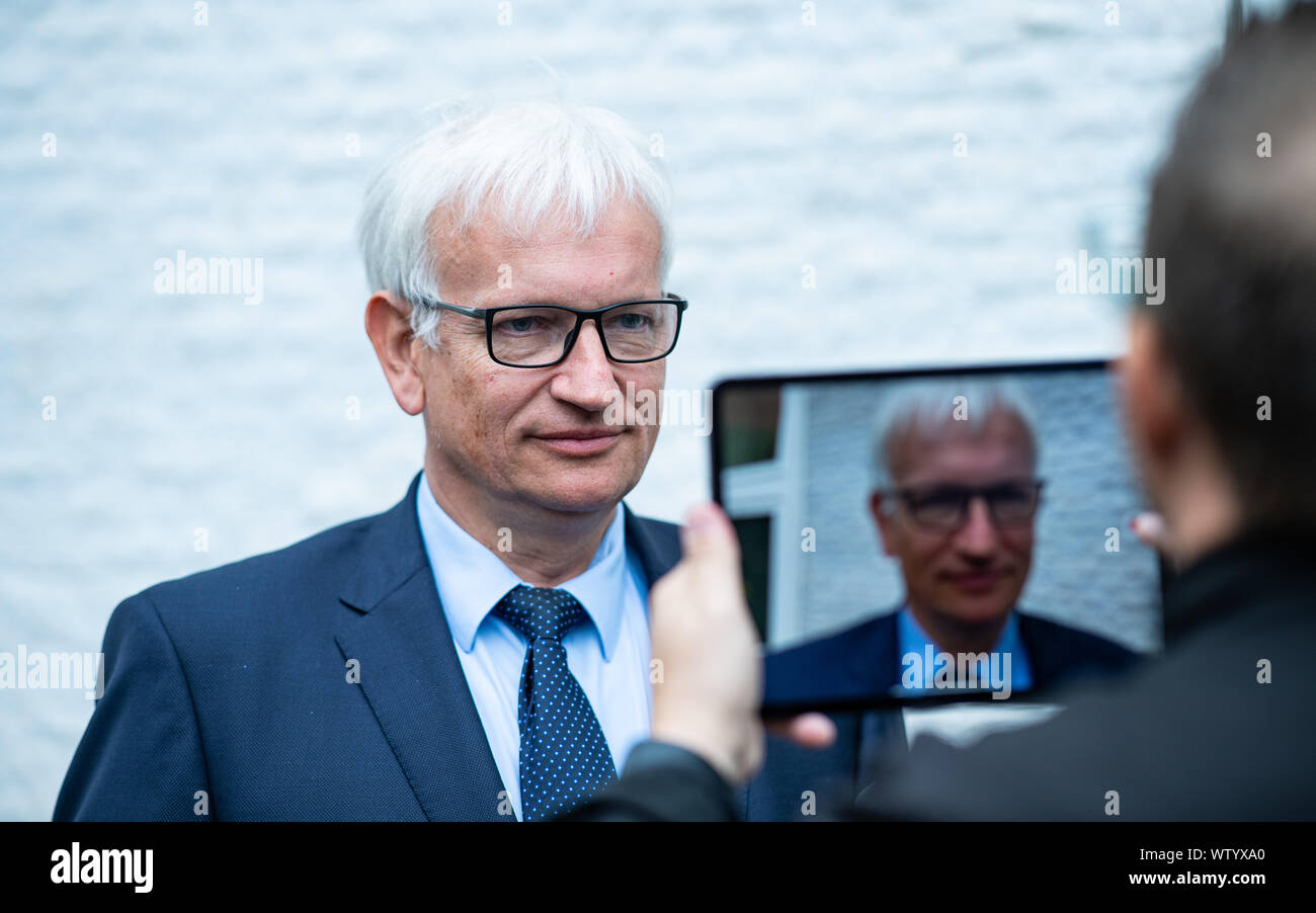 12 September 2019, North Rhine-Westphalia, Münster: Jürgen Resch, Managing Director of Deutsche Umwelthilfe, gives the media an interview before the hearing. The Higher Administrative Court for North Rhine-Westphalia (Oberverwaltungsgericht für NRW) is hearing the action brought by Deutsche Umwelthilfe. The DUH is suing for an update of the clean air plan of the district government of Cologne for the city of Cologne. The aim is to take measures to ensure that the limit values for nitrogen dioxide are complied with as quickly as possible. It is controversial whether driving bans for diesel vehi Stock Photo