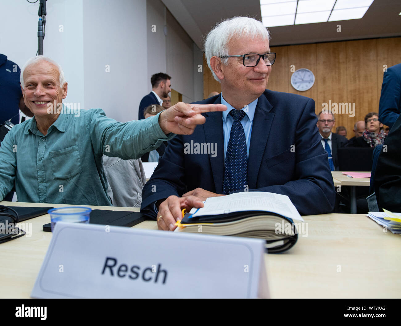 12 September 2019, North Rhine-Westphalia, Münster: Axel Friedrich (l), chemist and technical advisor to Deutsche Umwelthilfe, points his finger towards Jürgen Resch (r), Federal Managing Director of Deutsche Umwelthilfe. The Higher Administrative Court for North Rhine-Westphalia (Oberverwaltungsgericht für NRW) is hearing the action brought by Deutsche Umwelthilfe. The DUH is suing for an update of the clean air plan of the district government of Cologne for the city of Cologne. The aim is to take measures to ensure that the limit values for nitrogen dioxide are complied with as quickly as po Stock Photo