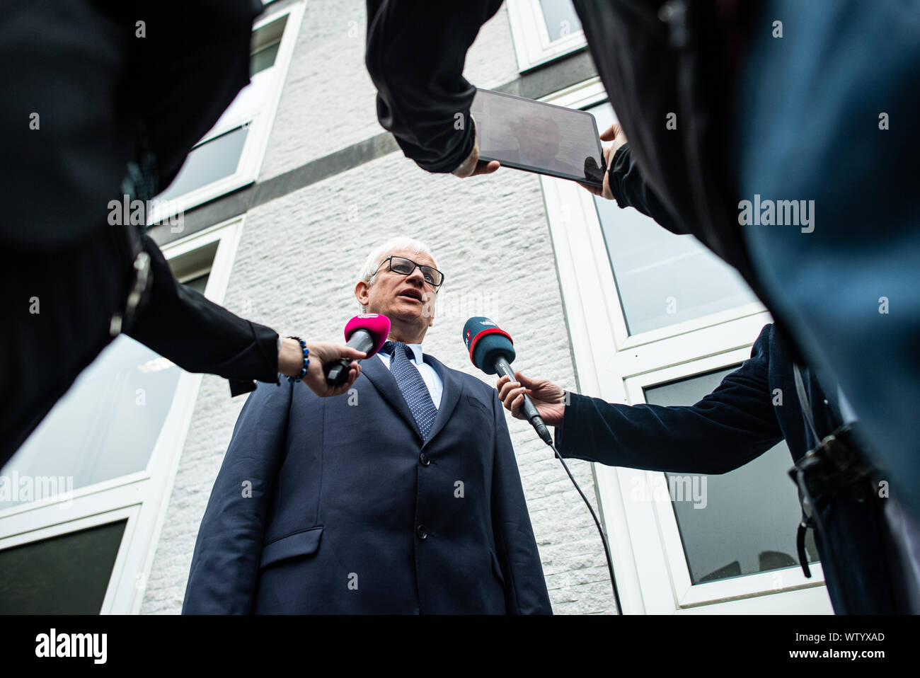 12 September 2019, North Rhine-Westphalia, Münster: Jürgen Resch, Managing Director of Deutsche Umwelthilfe, gives the media an interview before the hearing. The Higher Administrative Court for North Rhine-Westphalia (Oberverwaltungsgericht für NRW) is hearing the action brought by Deutsche Umwelthilfe. The DUH is suing for an update of the clean air plan of the district government of Cologne for the city of Cologne. The aim is to take measures to ensure that the limit values for nitrogen dioxide are complied with as quickly as possible. It is controversial whether driving bans for diesel vehi Stock Photo
