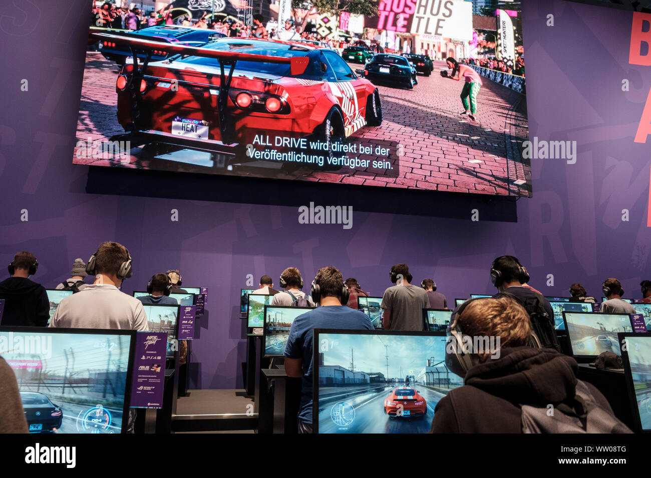 Besucher spielen die Autorennsimulation „Need for Speed Heat“ auf der gamescom , weltweit grösste Messe für Video- und Computerspiele in Köln, Deutschland, 21.8.2019 Stock Photo
