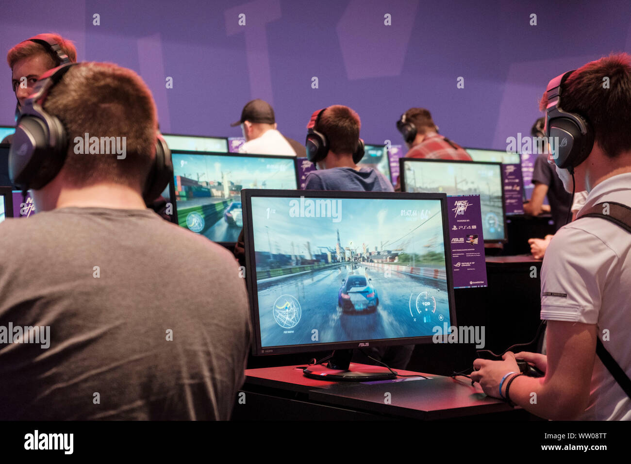 Besucher spielen die Autorennsimulation „Need for Speed Heat“ auf der gamescom , weltweit grösste Messe für Video- und Computerspiele in Köln, Deutschland, 21.8.2019 Stock Photo