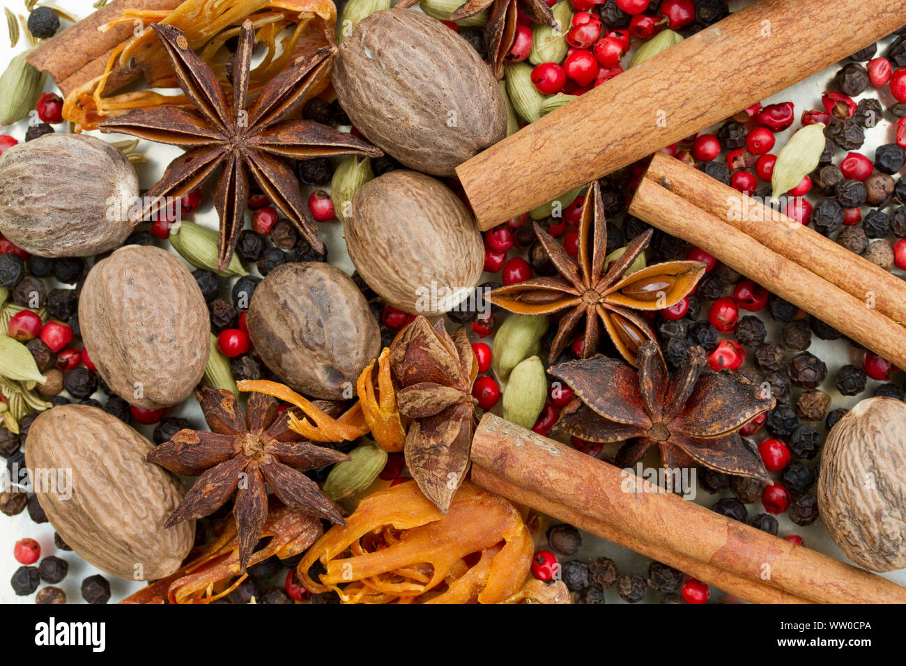 Whole spices hi-res stock photography and images - Alamy