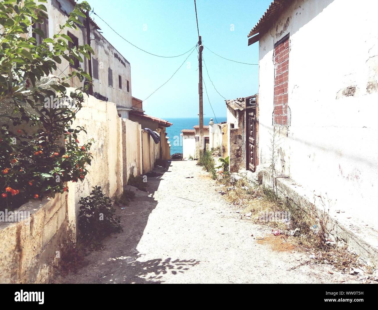 Narrow alley houses hi-res stock photography and images - Alamy