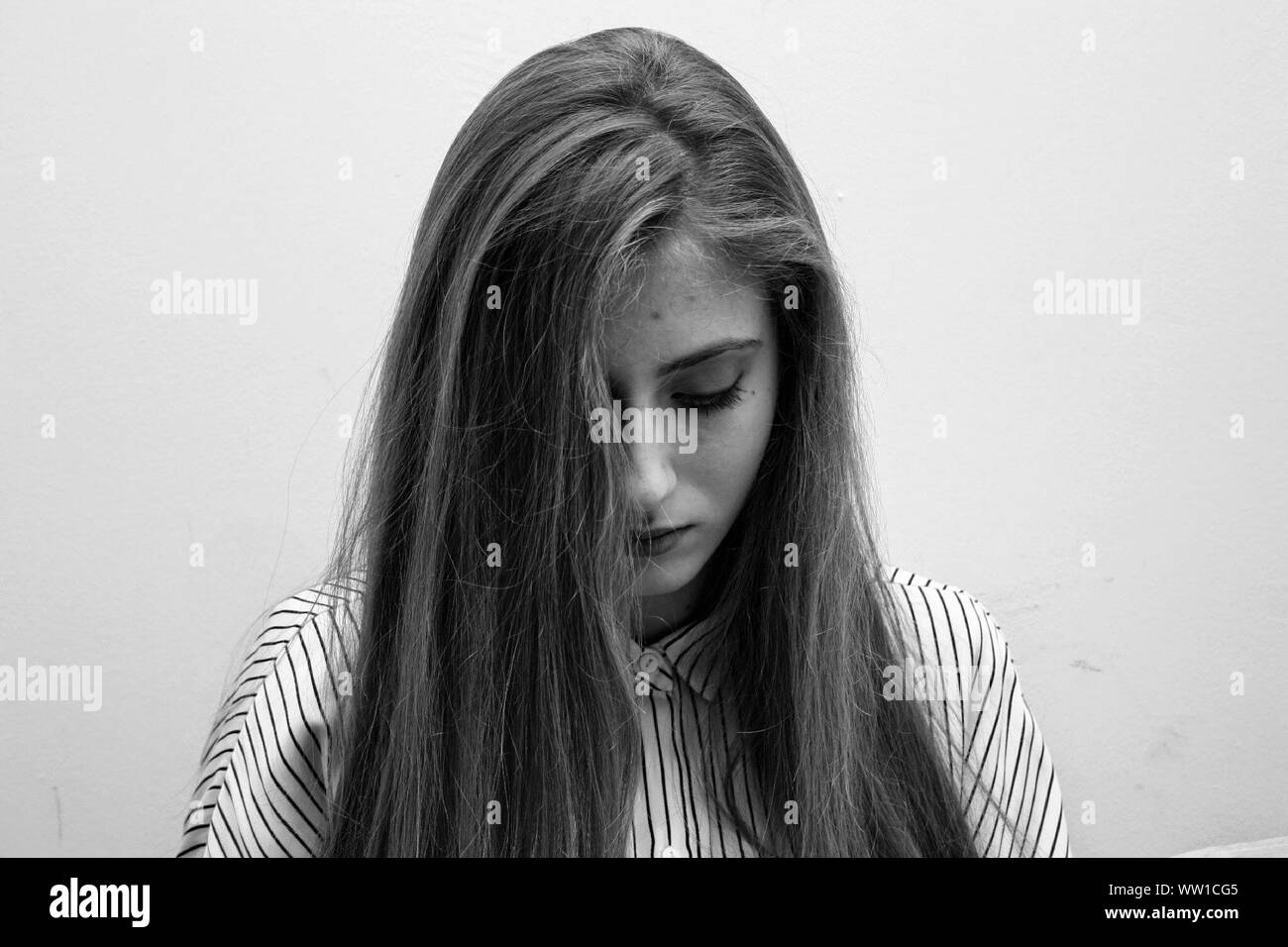 Woman looking down sad hi-res stock photography and images - Alamy