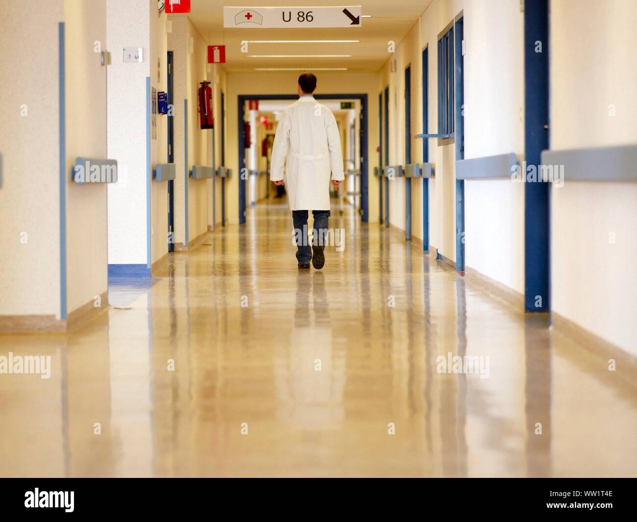 Doctor walking hospital hi-res stock photography and images - Alamy