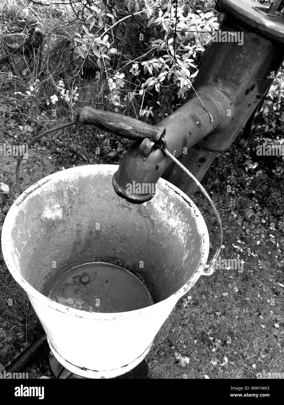 Bucket pump hires stock photography and images Alamy