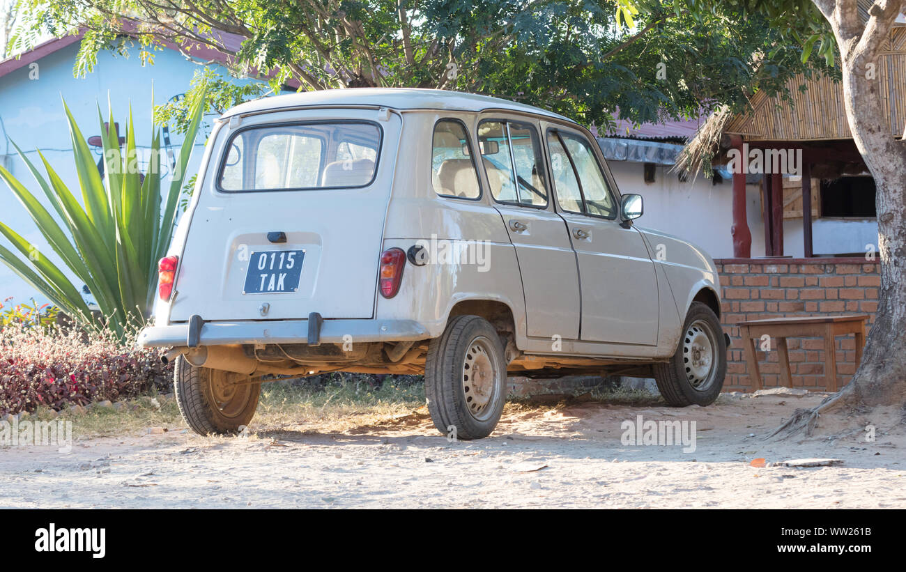 diepvries hartstochtelijk accessoires Antananarivo, Madagascar on july 27, 2019 - An old Renault 4 in the streets  Antanarivo. Old french cars are common in Madagascar Stock Photo - Alamy