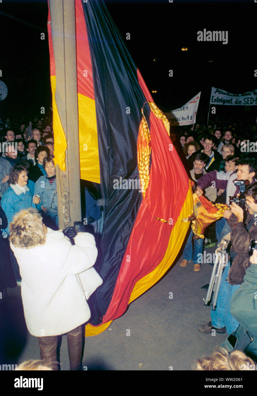 hammer-and-compasses-are-removed-from-the-ddr-flags-brought-down