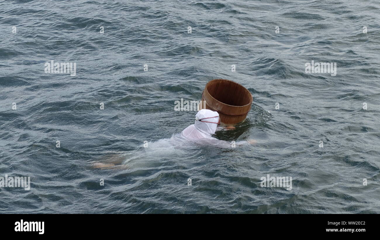 Pearl diver hi-res stock photography and images - Alamy