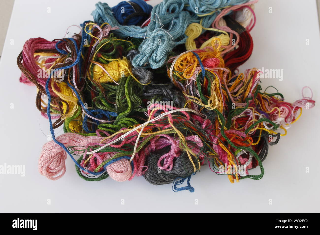 Different color woolen thread hi-res stock photography and images - Alamy