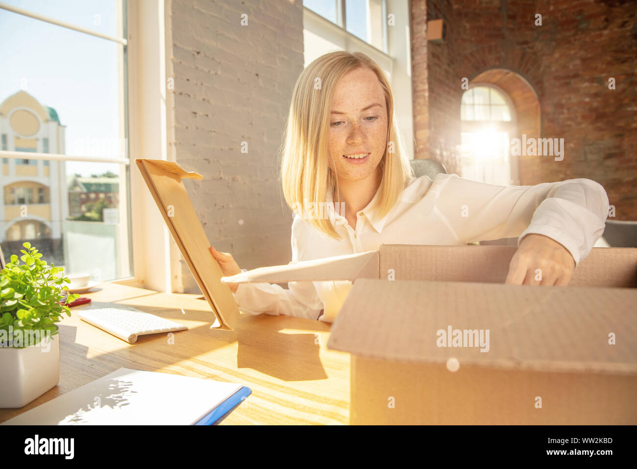 Office worker packing boxes hi-res stock photography and images - Alamy